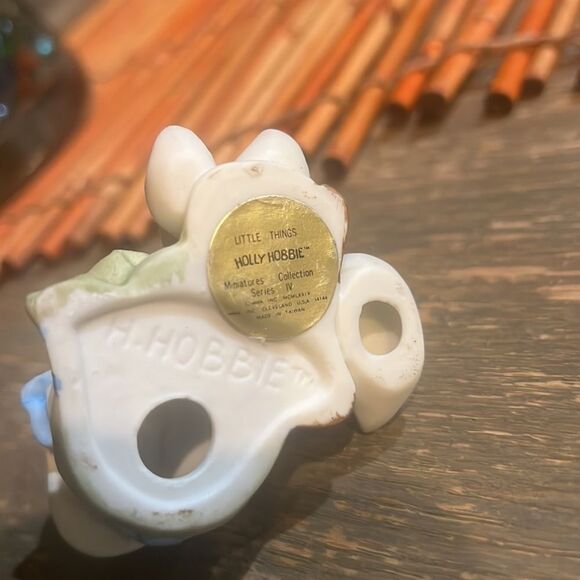 Holly Hobbie feeding pet geese “Little Things” Figurine - Picture 7 of 8